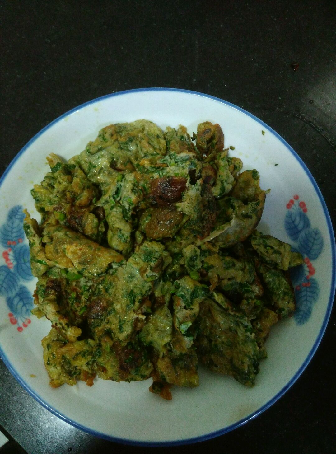 一勺菜油下锅烧热,放鸡蛋拌椿芽糊煎至两面起点色,放味精起锅装盘
