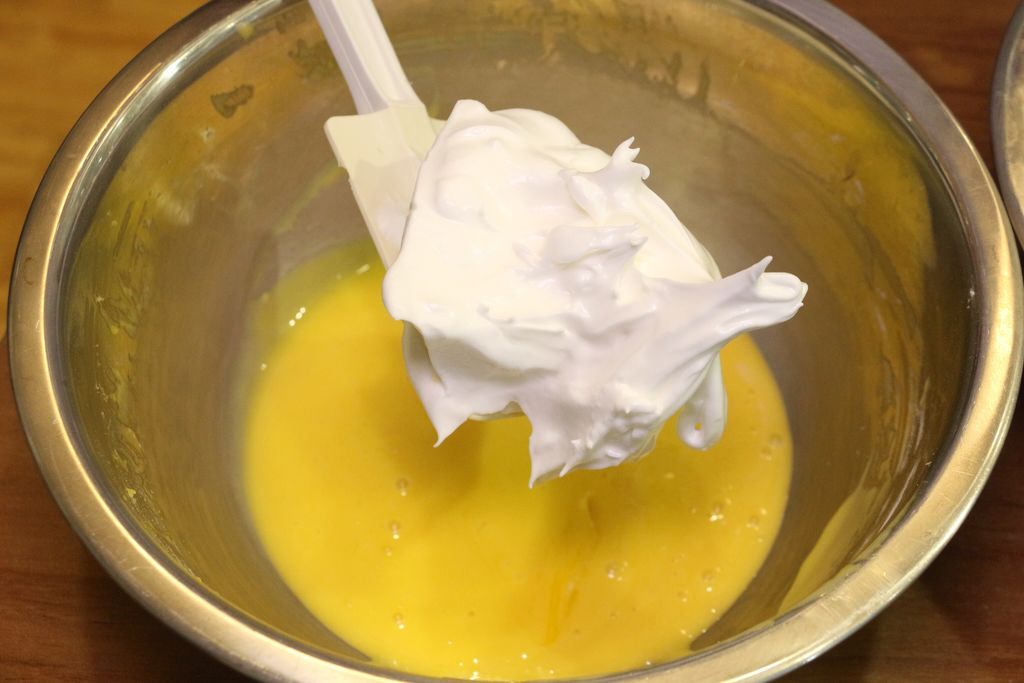 打发蛋清,一边打蛋清,一边分3次倒入剩余的糖粉.
