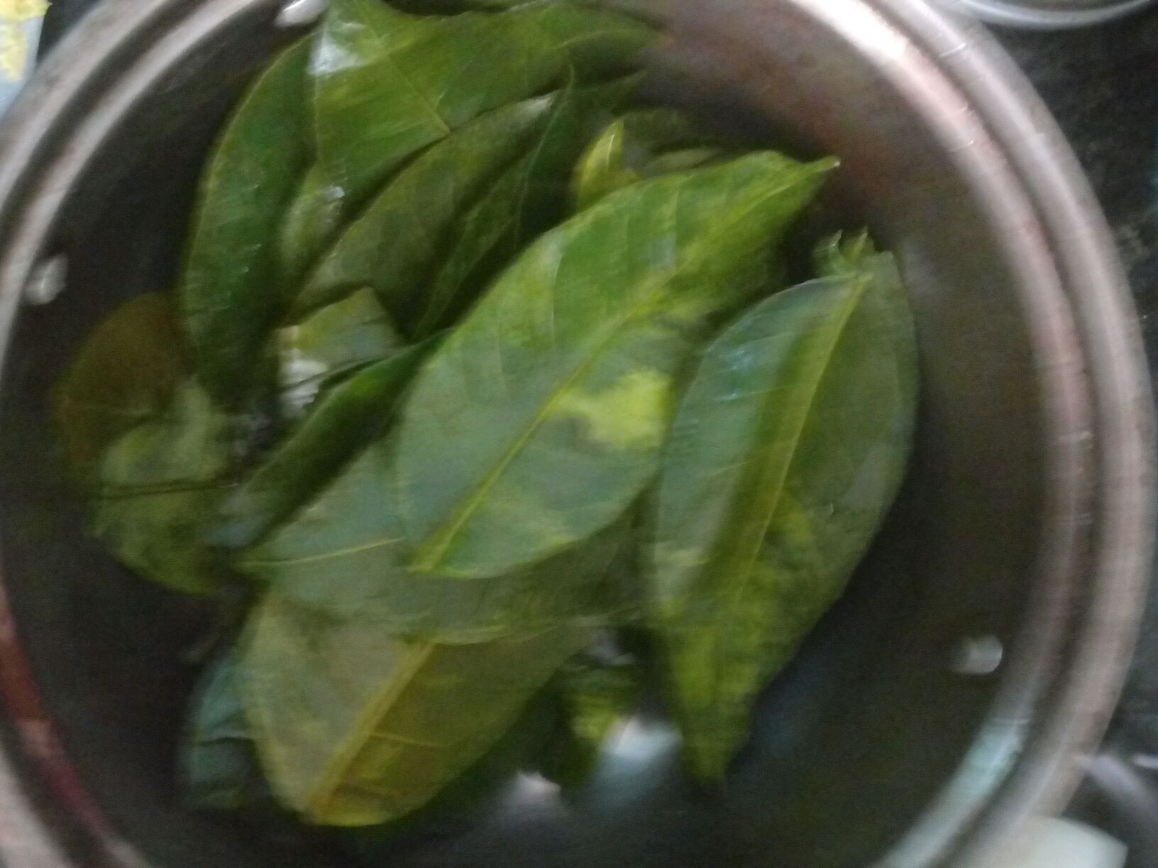 柚子叶用水煮开捞出沥干水