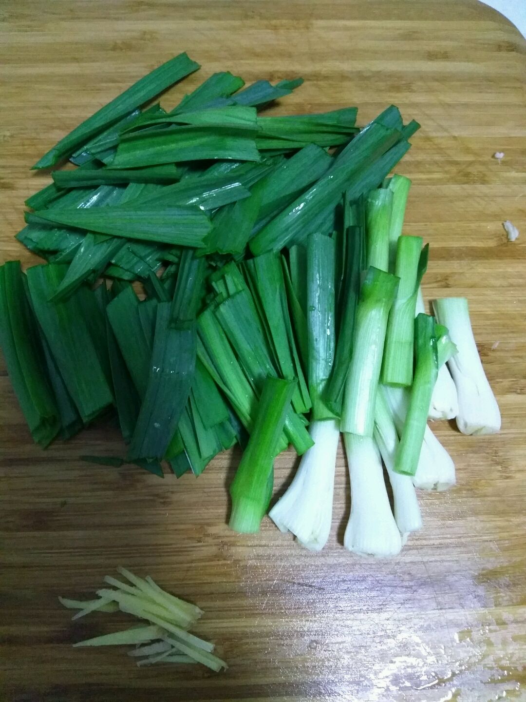蒜苗切段,蒜苗的头用刀拍扁