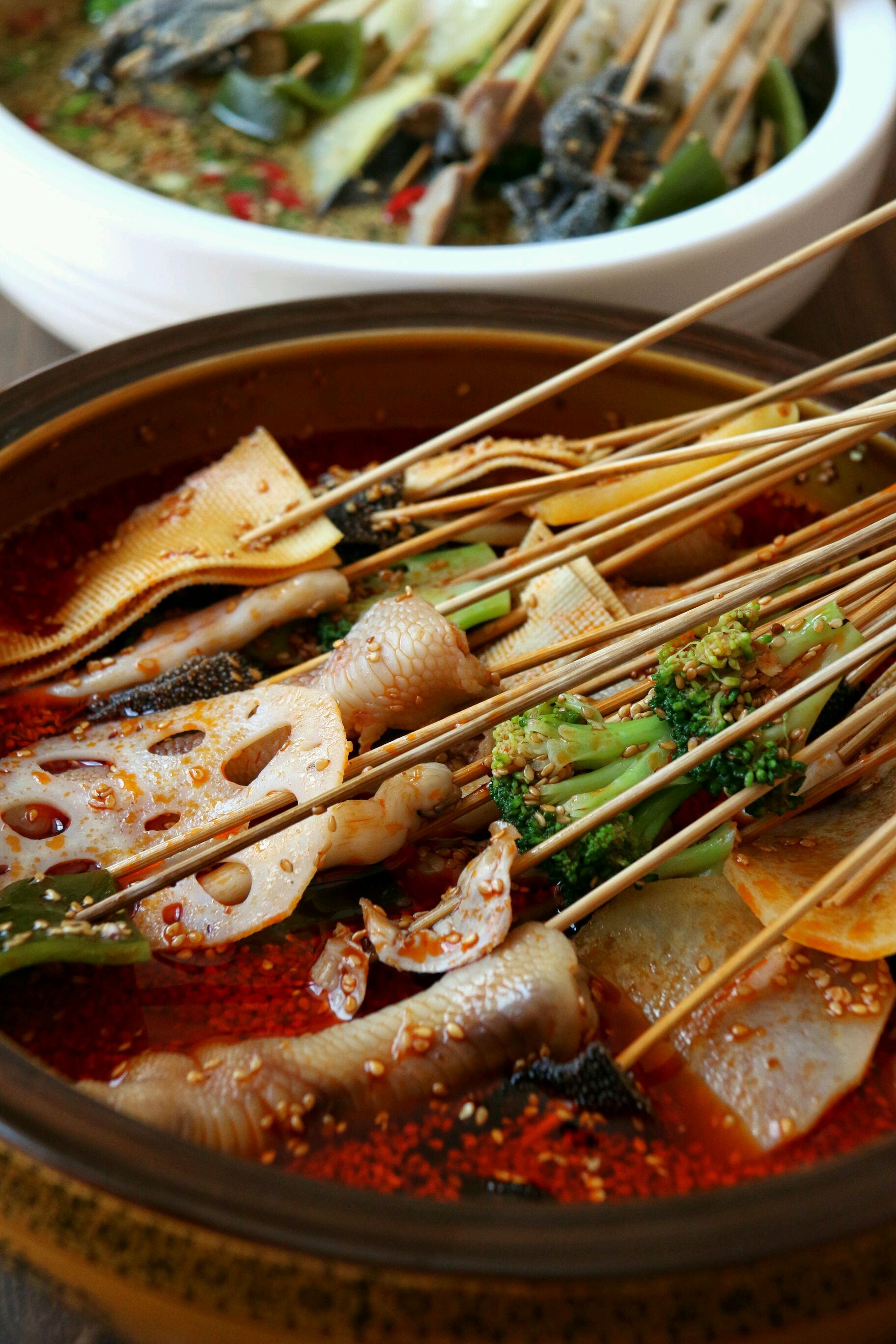 钵钵鸡是一种四川眉山和成都的传统名小吃,起源于眉山,属于川菜系