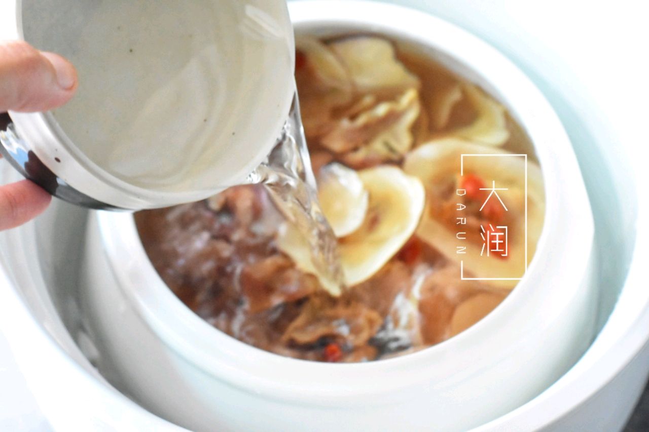 海底椰煲螺肉筒骨鸡脚枸杞子红枣功效