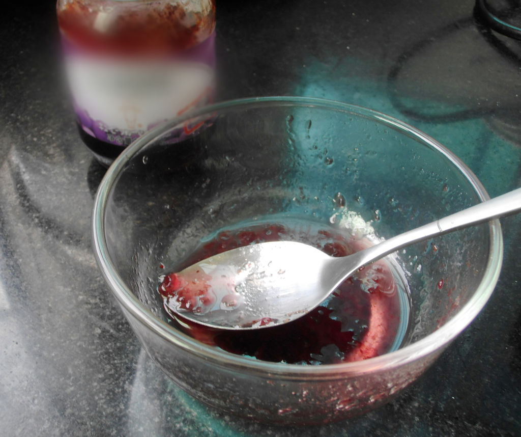 6. 蓝莓果酱用温开水调开，吃呼时候搭配烤好呼椰丝即克。