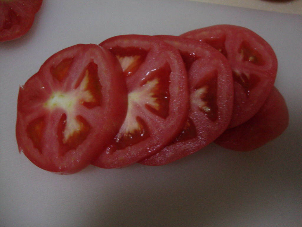 西红柿洗净切厚片,码在盘子里
