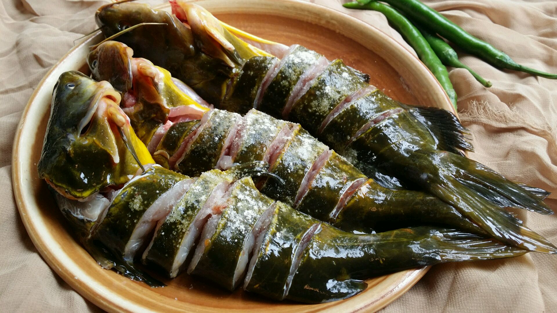 紫苏线椒黄骨鱼