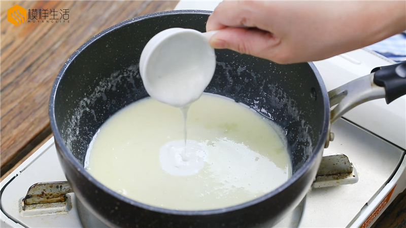 玉米淀粉提前用椰浆搅匀成浆糊.加入淀粉浆糊,搅拌均匀