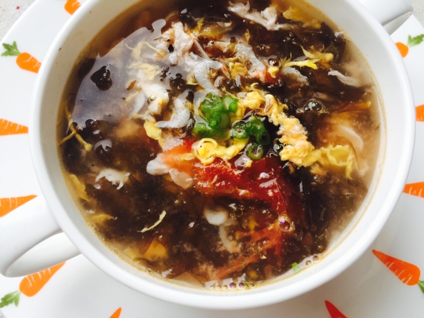 鸡蛋饼番茄紫菜虾皮蛋花汤