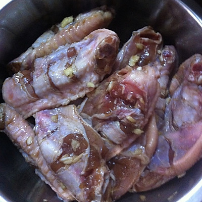 然后用酱油腌制鸡翅,把准备好的生姜蒜蓉鸡粉盐鸡精适量放进去,腌制30