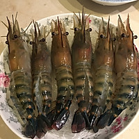 虾去除钳子,虾脚,虾线,并把虾对半剪开(虾比较大剪开更容易入味)并洗