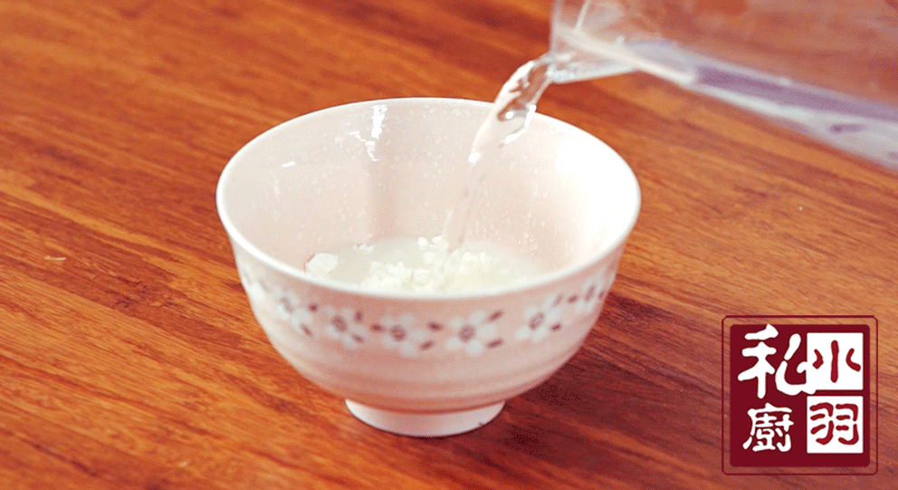 再用半小勺的糖和半小勺的盐,1小勺的玉米淀粉和2大勺的水,调匀成料
