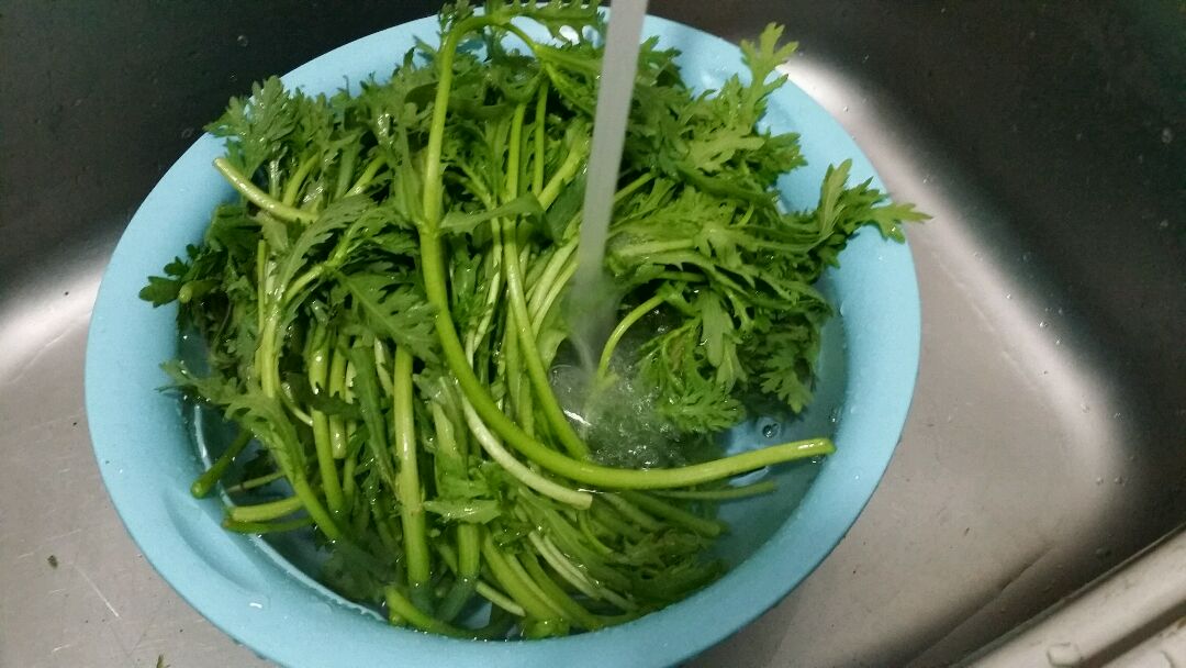 茼蒿把根去掉,用水冲洗.
