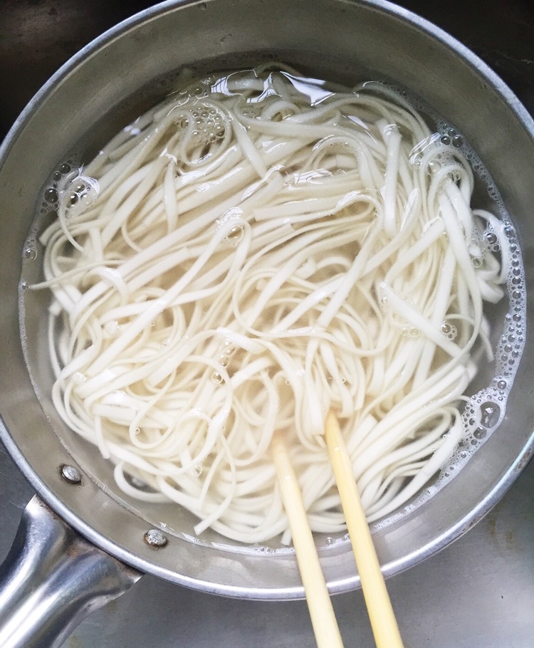 干面条提前先放清水里煮好,捞起来备 