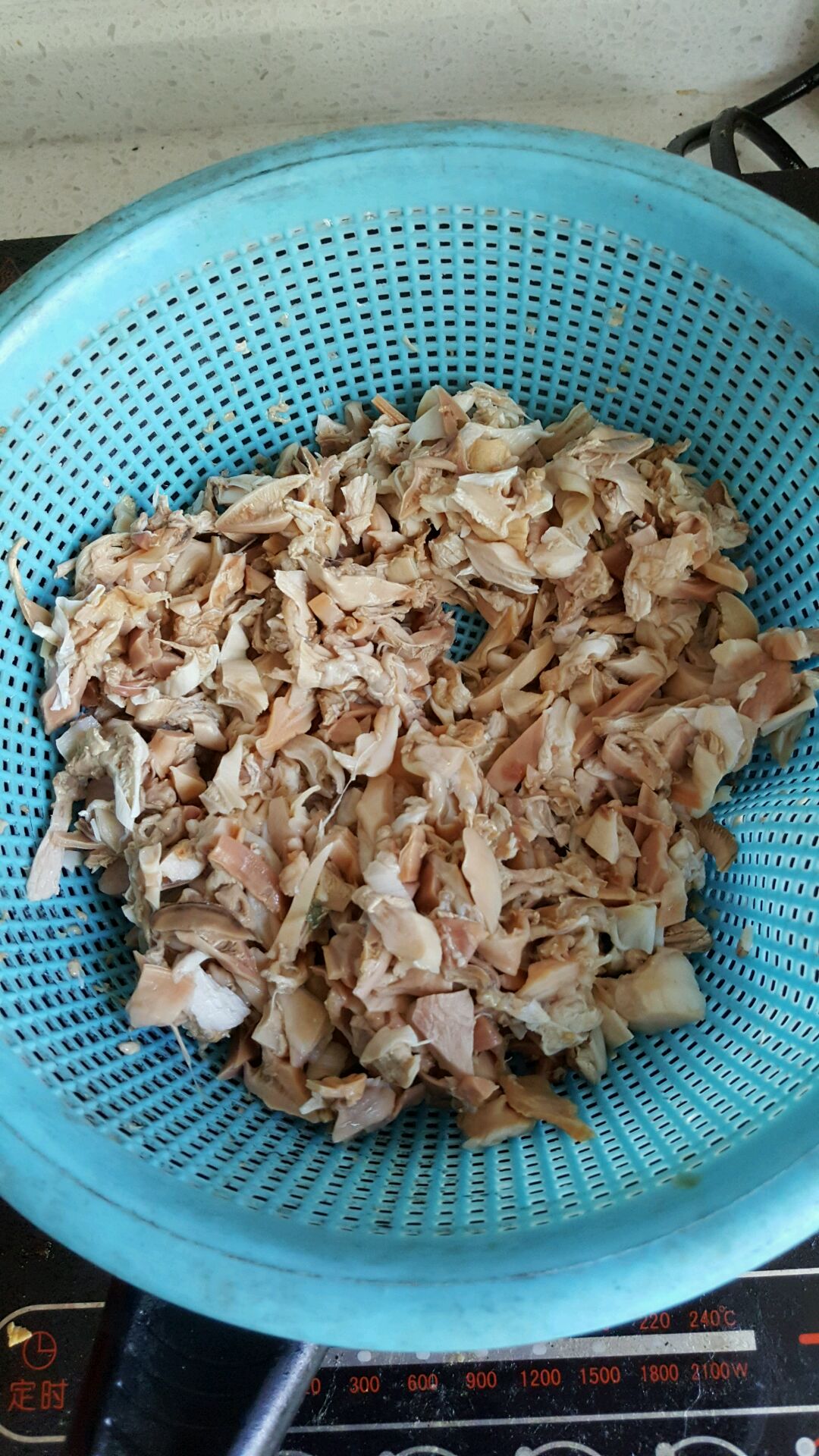 河蚌开水烫开,掏出肉,剪碎洗净,这个过程费时费力,不断挤揉搓,以手抓