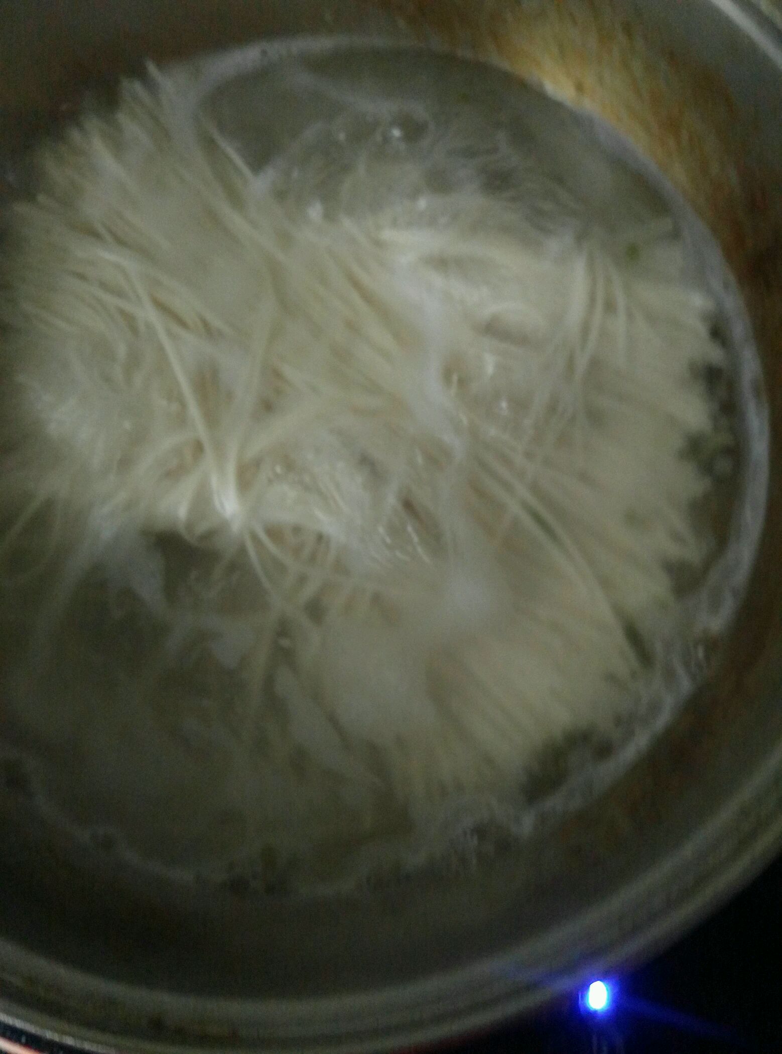 面条熟了捞起过纯净水使它更有弹性.不黏连.