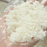 取50g左右米饭放在手上(这里米饭具体重量根据自己要做的大小,最好带