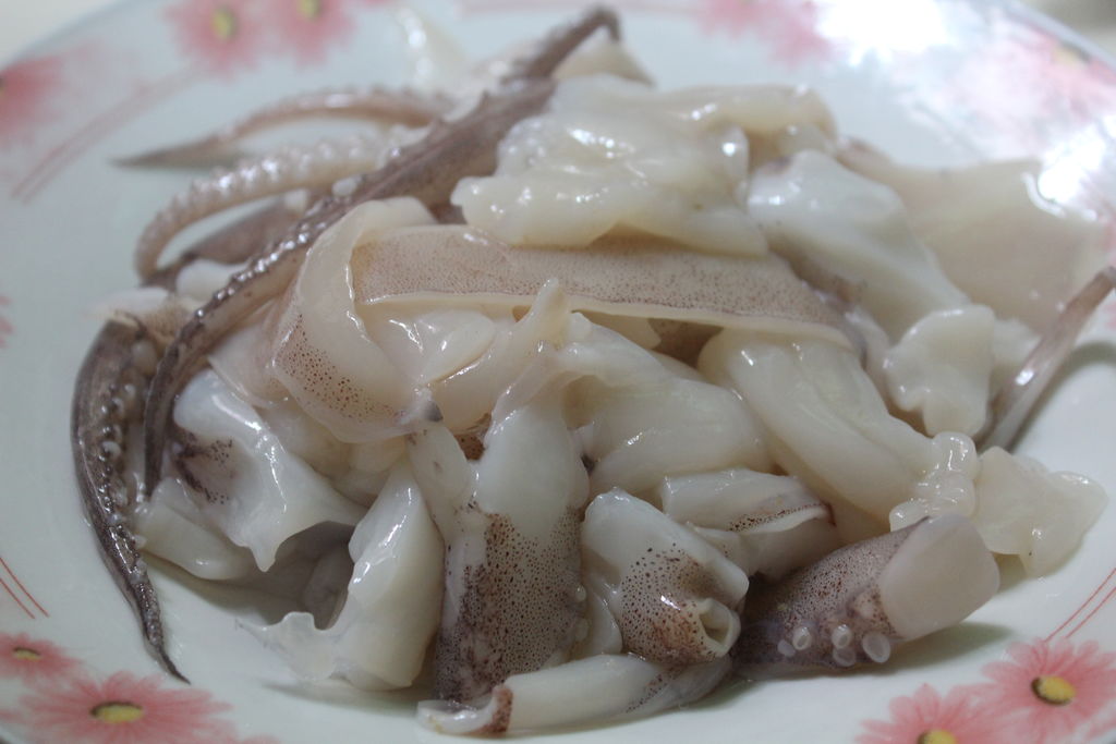 西兰花炒鱿鱼的做法图解1