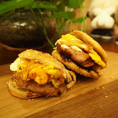 10.煎鸡蛋就不用说了,大家肯定比我煎的好,把里脊和鸡蛋夹入烧饼即可.
