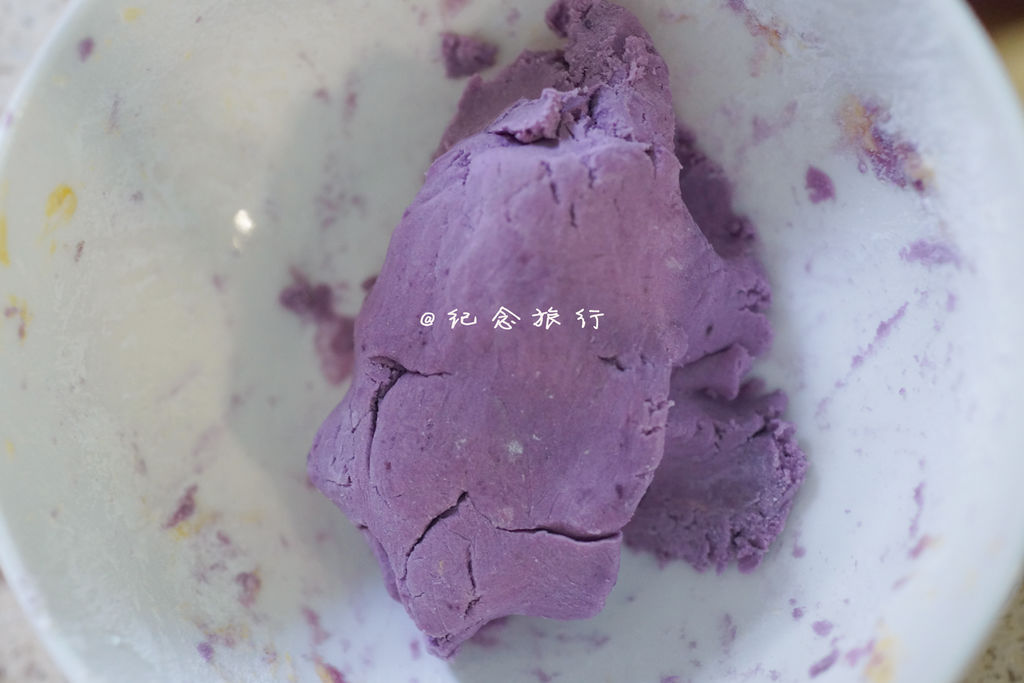 趁热加入木薯粉/地瓜粉,要一点点加粉一点点揉入,请使用巧劲,搓成不