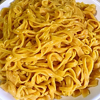 胡萝卜汁手工面的做法_【图解】胡萝卜汁手工