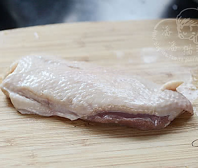 1.做菠萝咕噜鸭要用这种带皮的鸭胸肉.