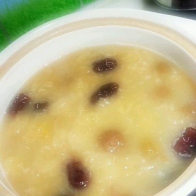 3.银耳熬煮粘稠后加入黑枣和红枣.再煮煮就ok啦!