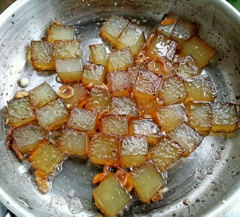 煎凉粉 