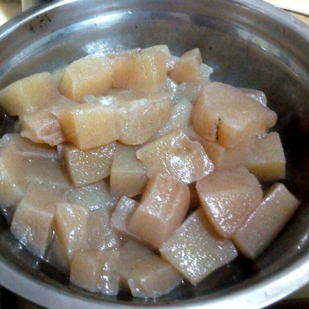 准备:鸭子斩小块,魔芋切成条.用两个锅烧水,放姜片.