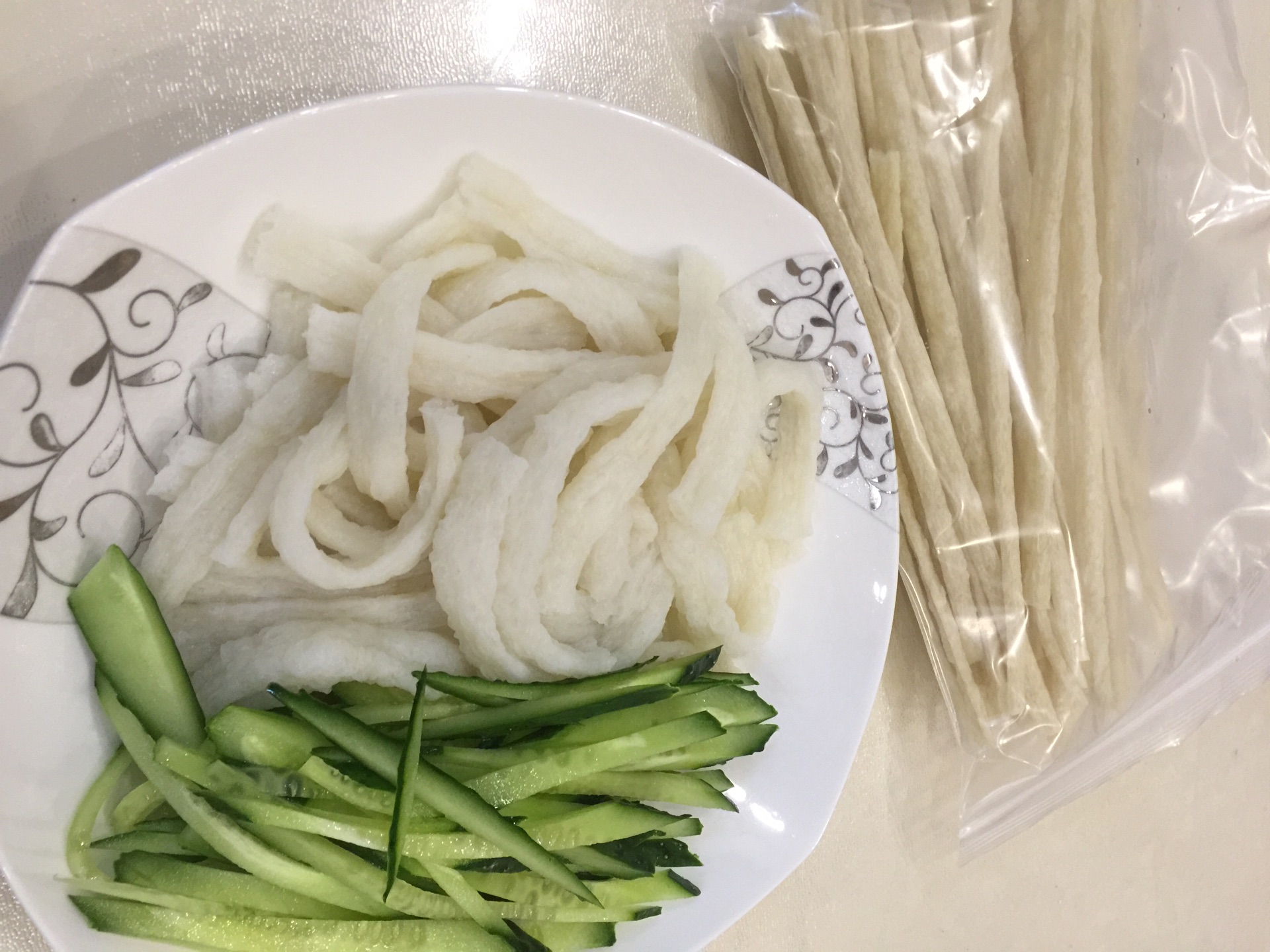 ţ