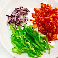 青椒,红椒,洋葱切小段备用