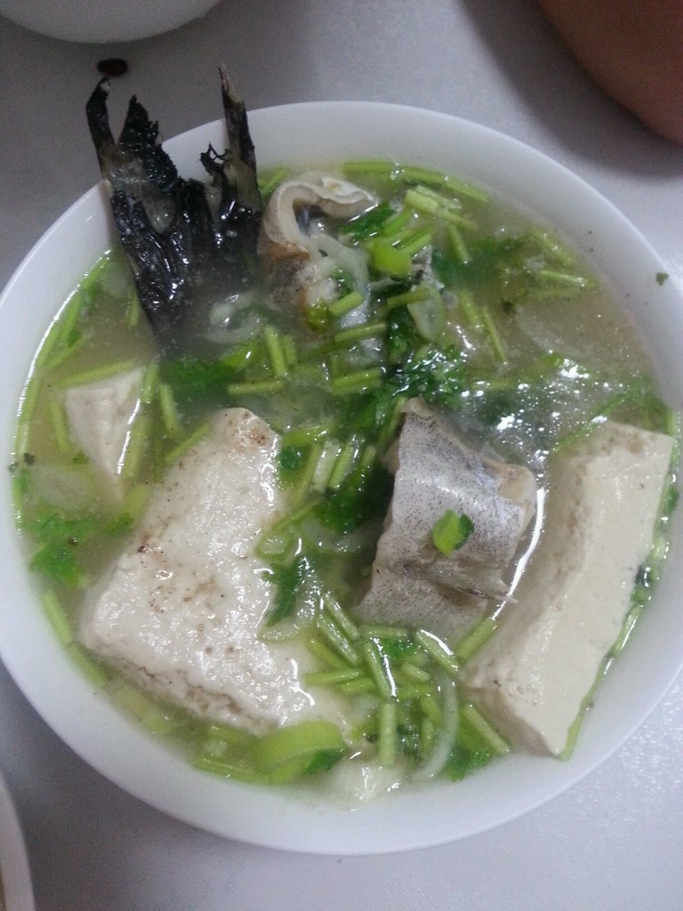 1. 鳕鱼切块,用少许料酒或白酒腌一下,加入油葱姜蒜、花椒煸炒出香味后加入鳕鱼段。轻轻煎至微黄,加入开水和切好的豆腐。豆腐切大块。大火烧开后小火加热20分钟,汤色微白后加入盐及少许东古一品鲜。再加热10分钟,加味精即可出锅。