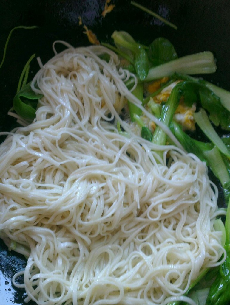 青菜翻炒几下之后下面条