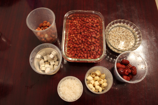 准备做八宝粥的材料,红豆,薏仁米,茯苓提前泡一晚上