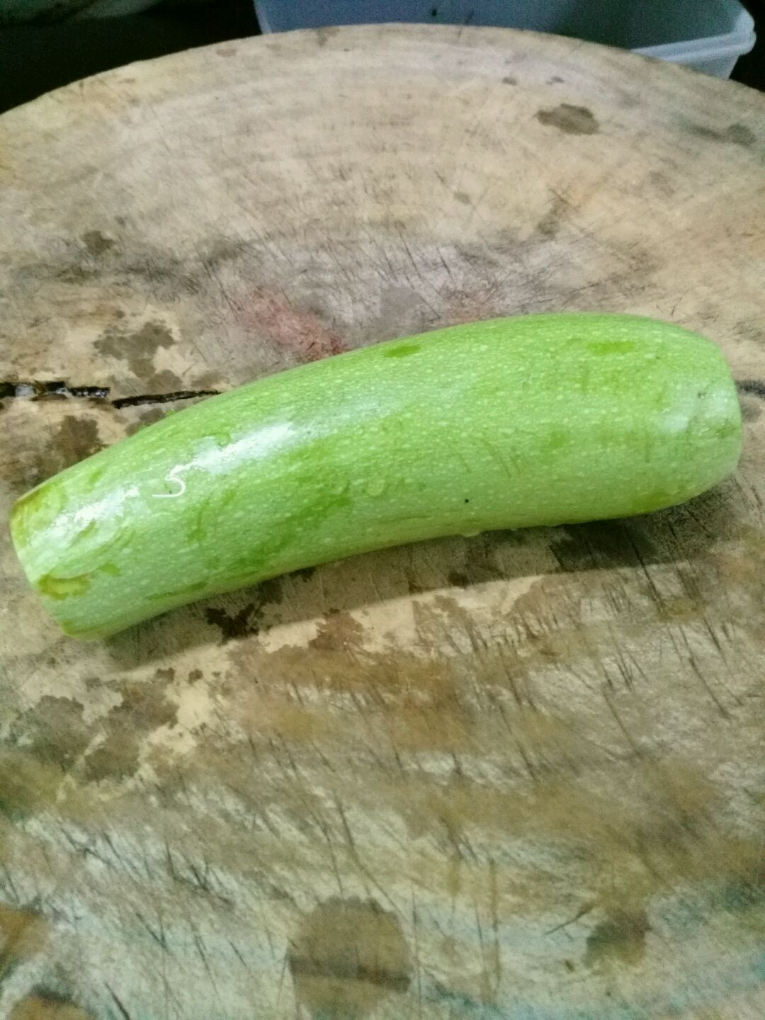 西葫芦洗净去掉头尾