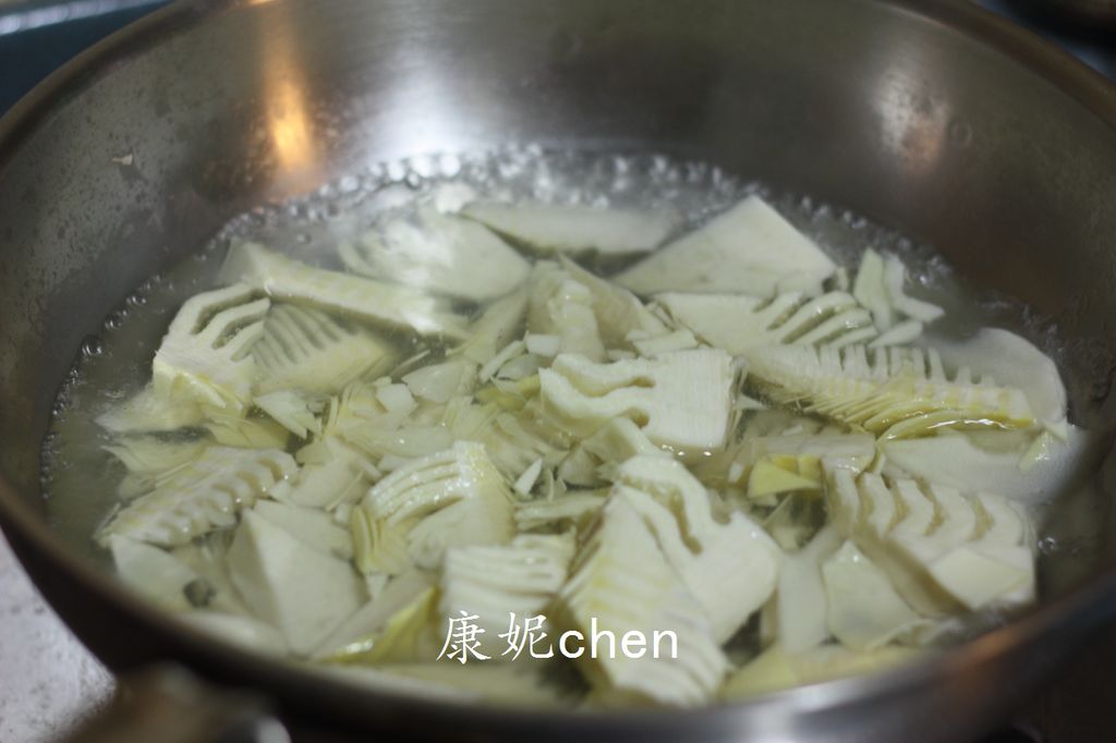 煮沸水后放入春笋焯水,然后把春笋沥干水江夏冷冻食品v春笋链图片