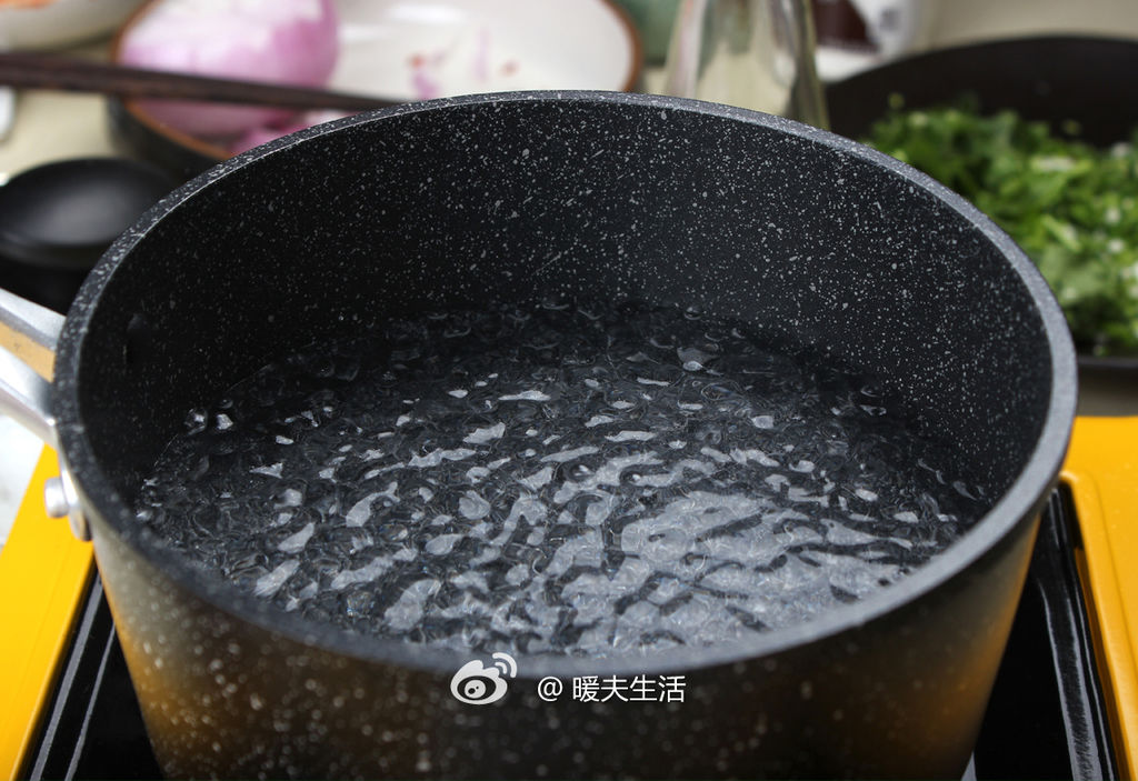 锅中加水煮沸