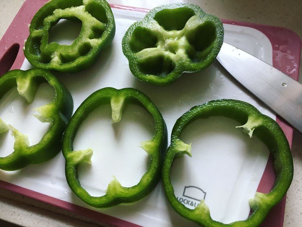 青椒洗净,打横切,切面尽量平整. 火腿肠切粒.