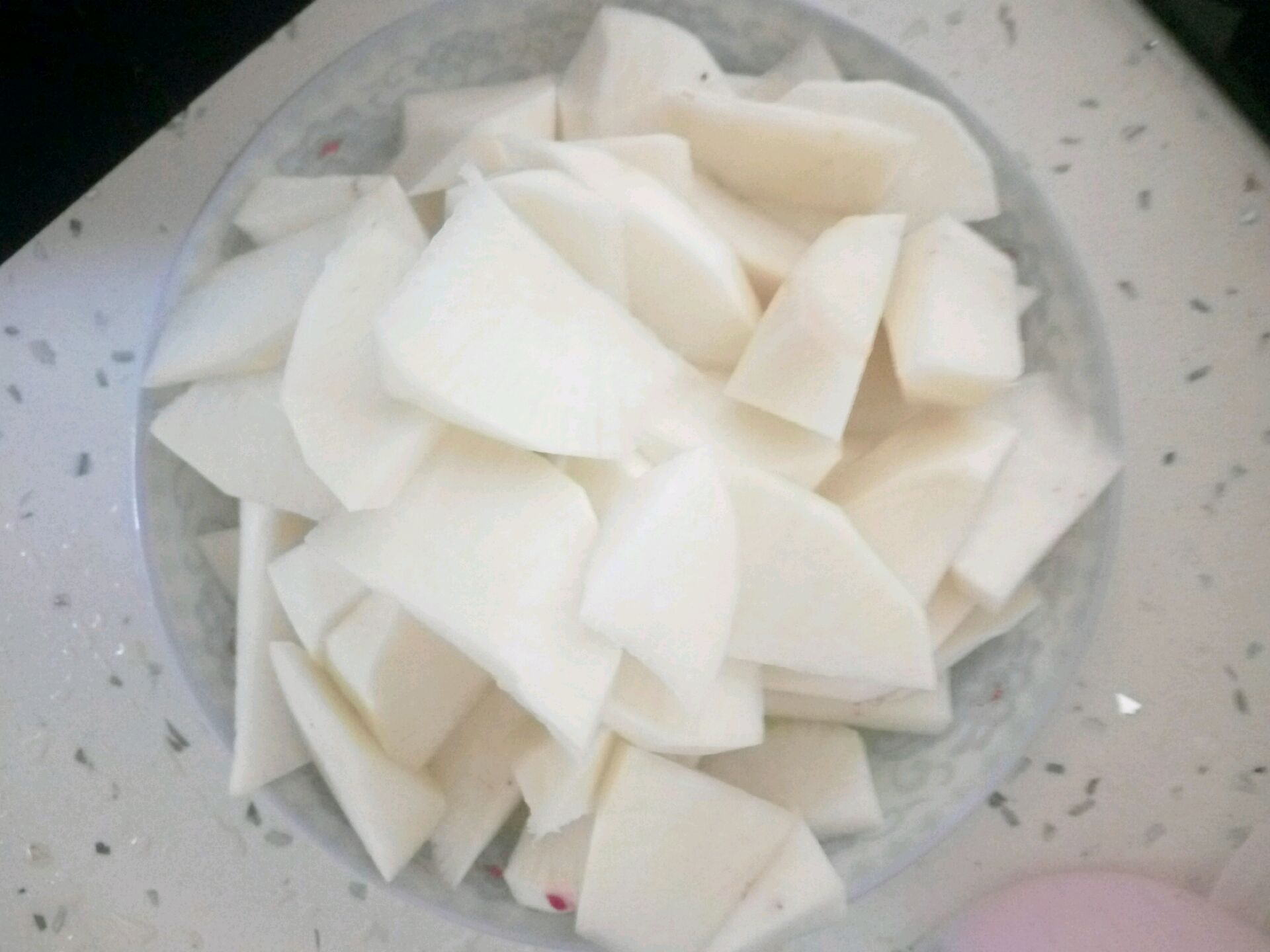 白萝卜切小块备用,小块容易入味