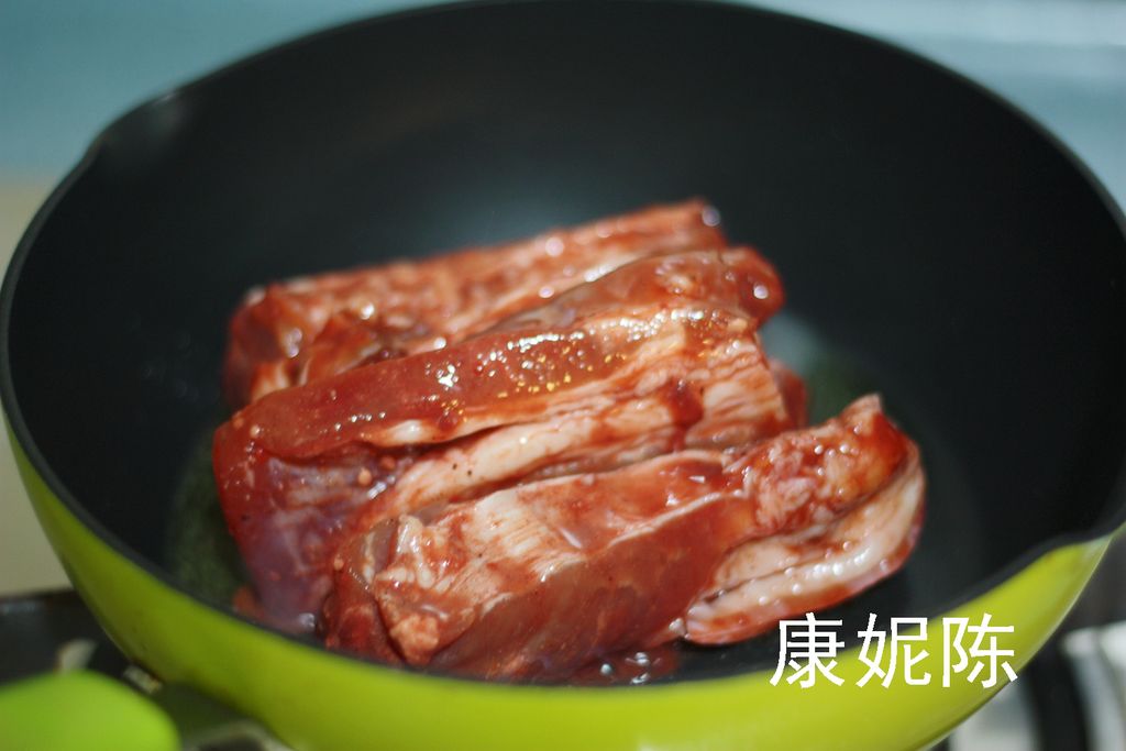 五花肉最好腌制4小时以上,腌制五花肉的腌料留着待用.