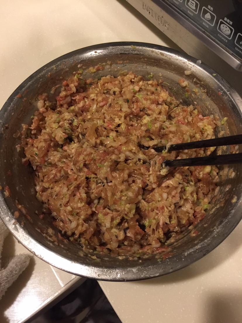 将白菜挤出水份,拌入肉馅中,搅拌均匀!