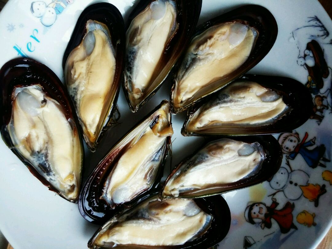 海虹开边,把背后的泥洗净,轻洗虹肉,因为开壳很麻烦,所以在买的