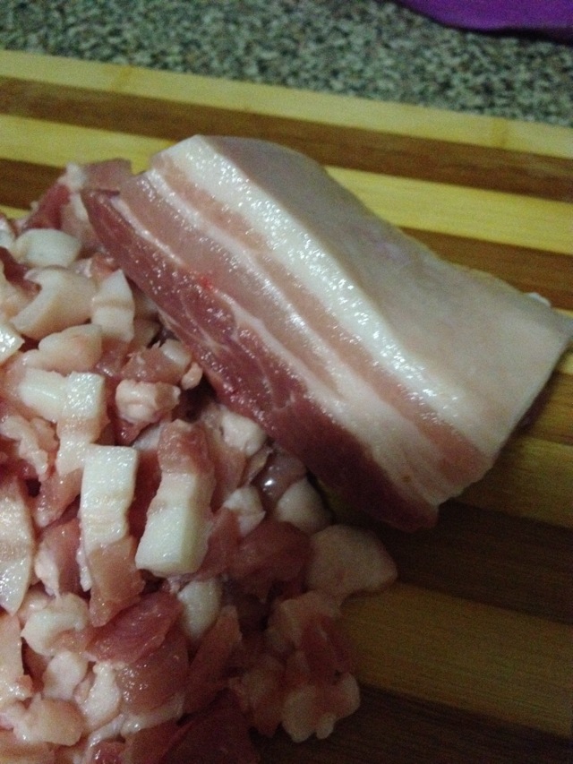 精选五花肉一块 最好肥肉相间.尽量切小块