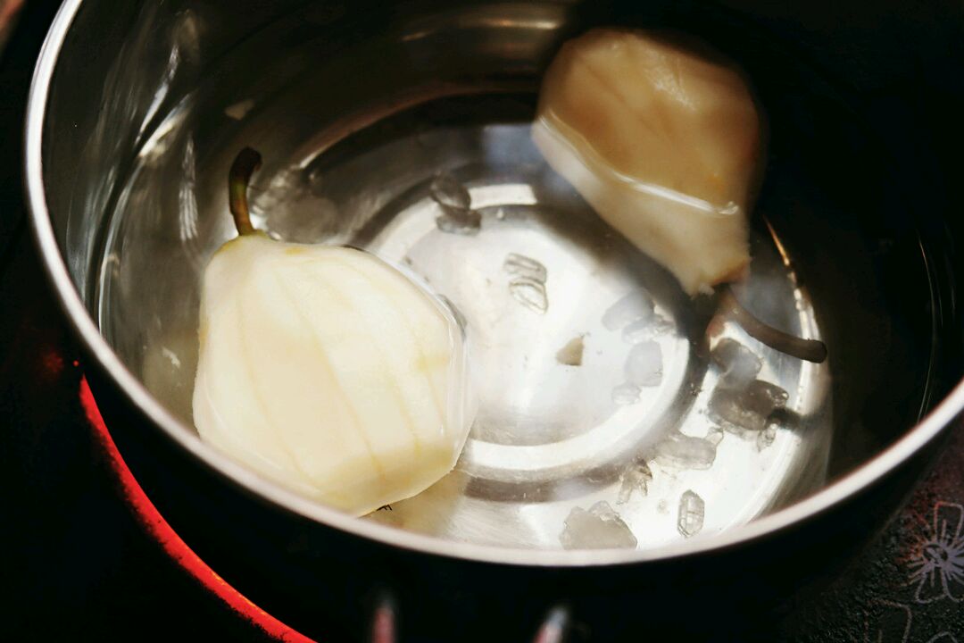 加水投入锅内,中火煮25分钟,一次把水加足.一颗梨250ml水.