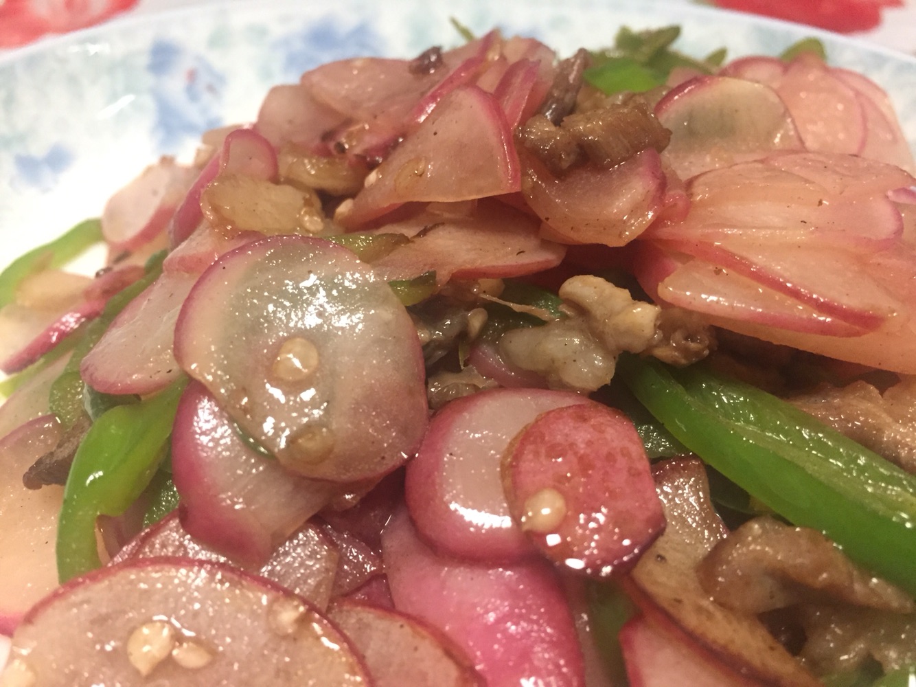 青椒水萝卜炒肉