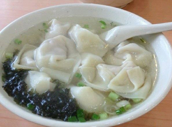 肥瘦猪肉,加入香菇,大蒜,大葱'生粉,鸡精,剁成馅,用馄饨皮包好 2.