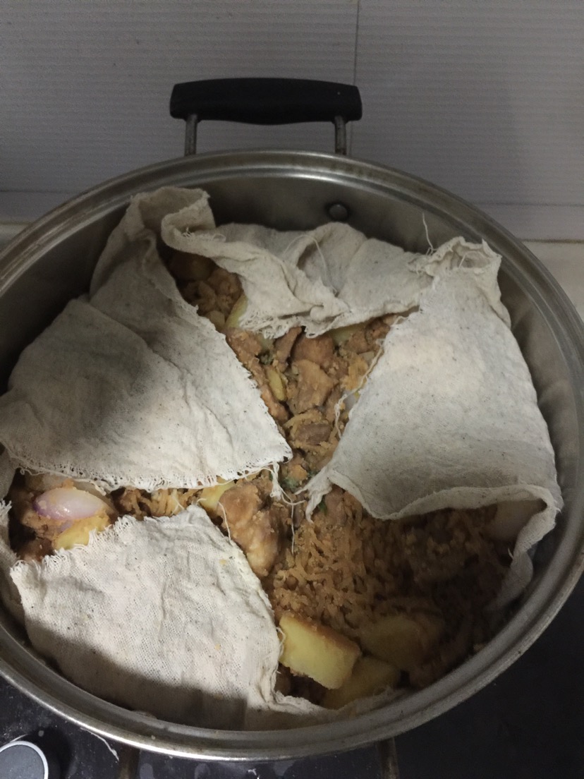 大火上汽转中火继续蒸,15到20分钟关火,一道正宗的河南豫西风味蒸肉就