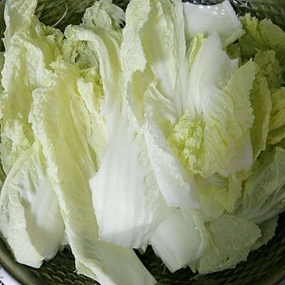 1.白菜切片洗净沥干,备用