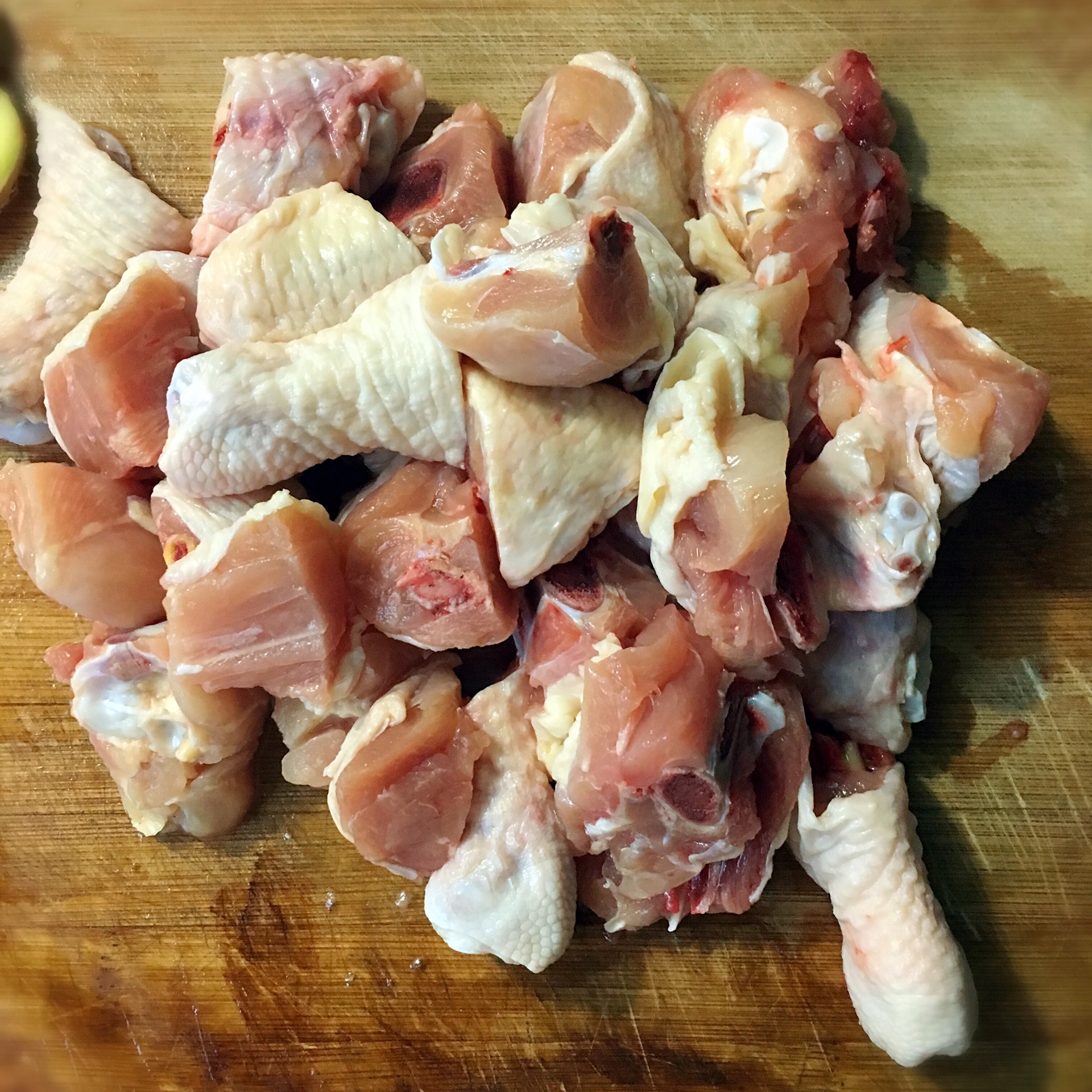 鸡肉化冻后切小块,并煮一锅开水.