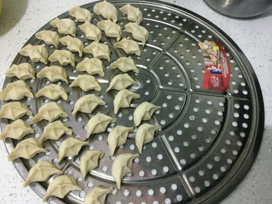 可以开始擀皮包饺子了.(我是擀一个皮包一个,忘了拍擀皮照片了.)