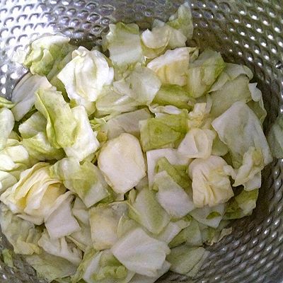 卷心菜切小块,洗净后撒一些盐(平时炒这菜的用量).