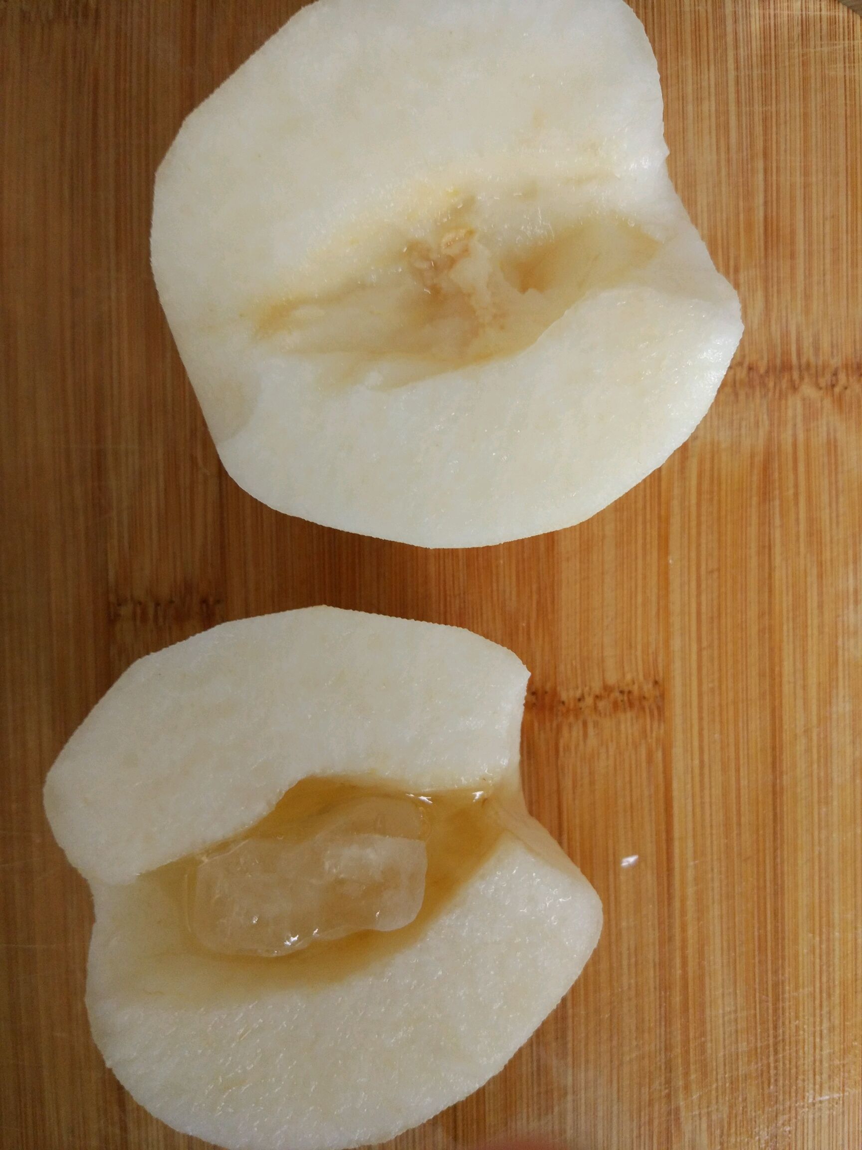 削去梨核,中间放入蜂蜜和冰糖.